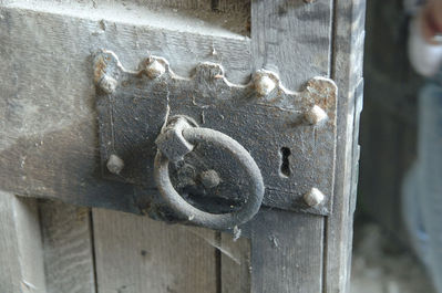 01 - West door, inside lock plate
